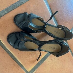 Soft Style Women's Black Sandals